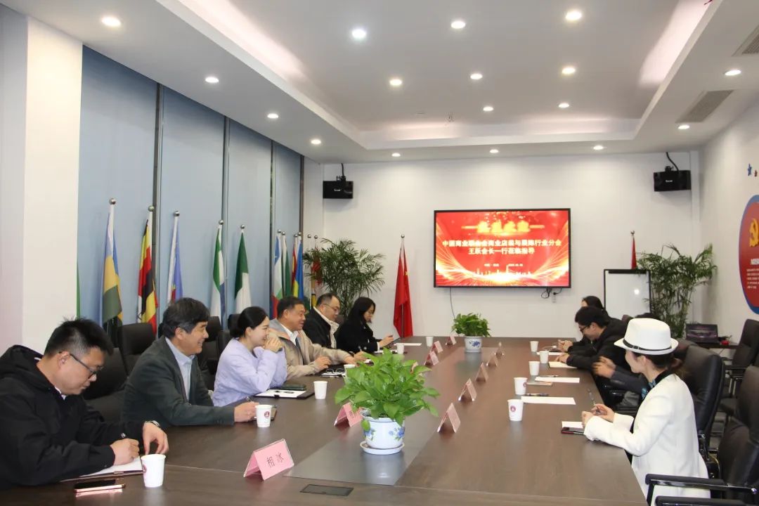 中國商聯(lián)商業(yè)店裝與展陳行業(yè)分會會長王躍一行到訪浙江工商大學(xué)創(chuàng)業(yè)園參觀交流、共促發(fā)展