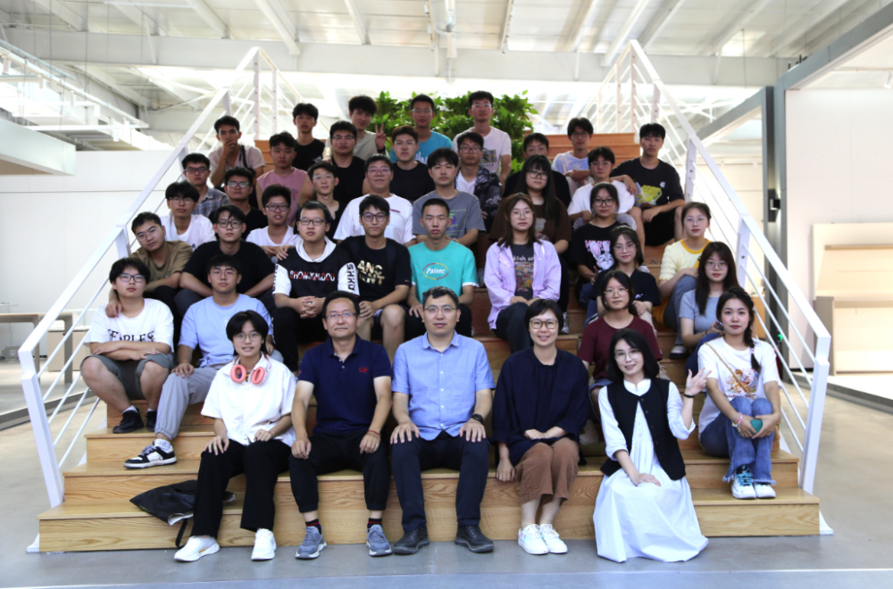 石家莊鐵道大學(xué)工業(yè)設(shè)計(jì)系師生到常宏產(chǎn)業(yè)園參觀考察