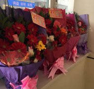 花送雷鋒手，情暖雷鋒心&mdash;&mdash;&ldquo;萬(wàn)朵鮮花送雷鋒&rdquo;活動(dòng)溫暖落幕